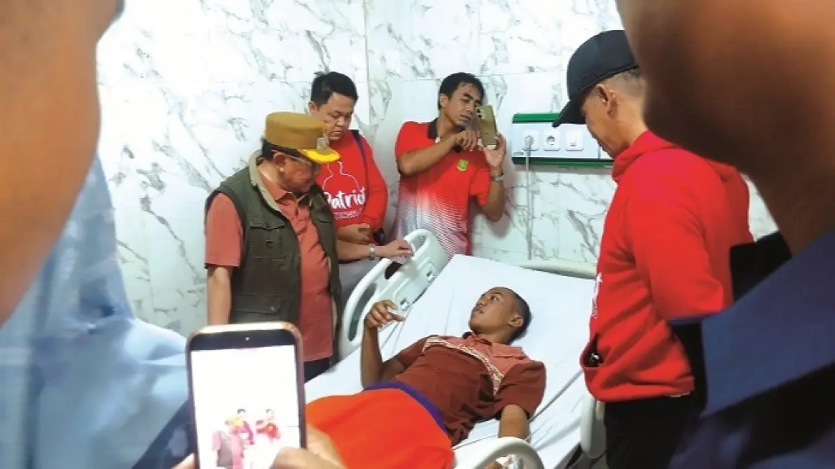 TURUT PRIHATIN: Wabup Sumenep Imam Hasyim menjenguk korban tragedi KM Mutiara Sentosa 2 Muhammad Disty Ibnu Pratama di RSI Kalianget Sumenep, Senin (3/8). (MOH. LATIF/JPRM)