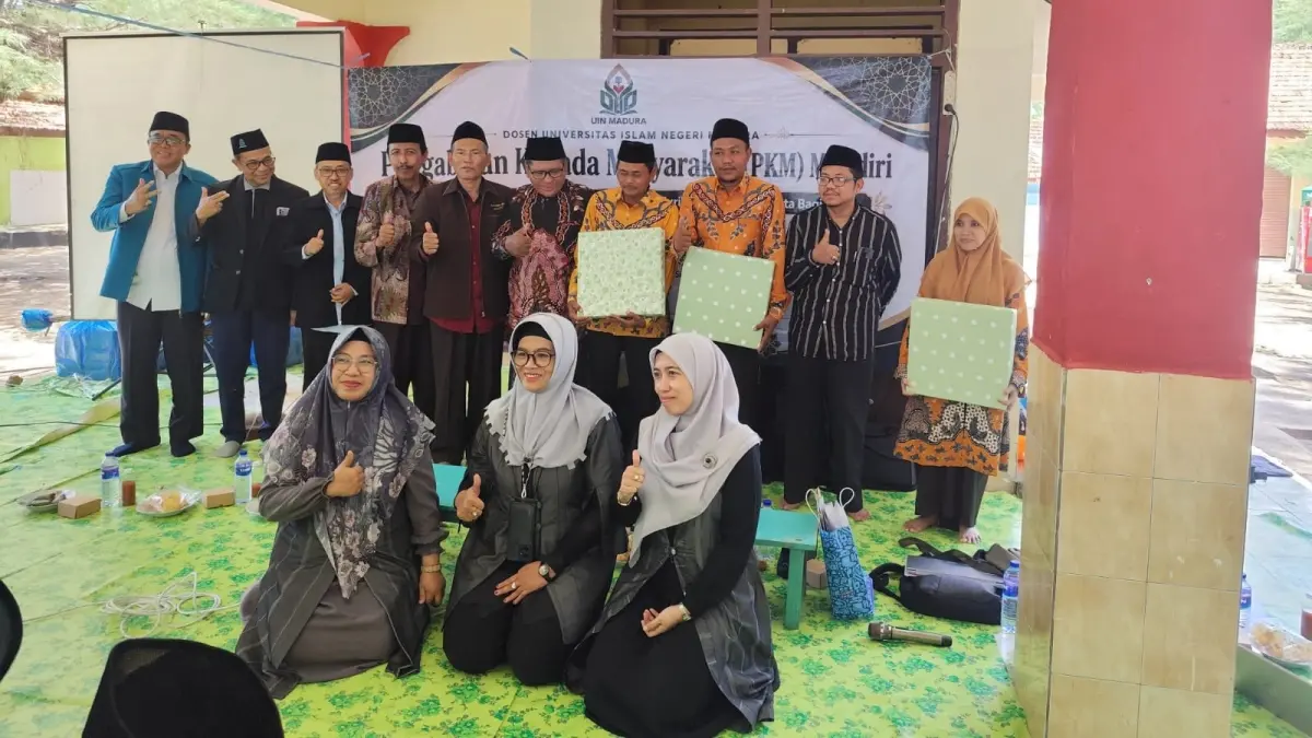 ANTUSIAS: Fasilitator dan peserta foto bersama di sela PKM Pendampingan Implementasi Deep Learning dan Kurikulum Berbasis Cinta bagi guru Madrasah Nasy-atul Muta’allimin Candi, Dungkek, di Pantai Lombang, Batang-Batang, Sumenep. 