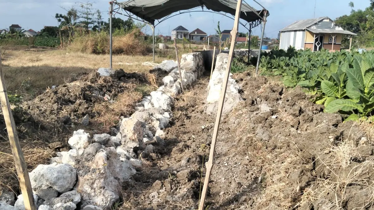 BELUM SELESAI: Kondisi proyek irigasi P3TGAI 2026 di Desa Dharma Tanjung, Camplong, Sampang, Rabu (5/8). (ANIS BILLAH/JPRM) 