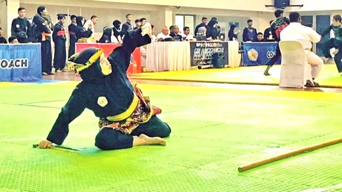 BERANI: Anggita Dwi Cahyani bertanding dalam Kejuaraan Malang Championship V di GOR Ken Arok Malang pada 2025. (ANGGITA DWI CAHYANI UNTUK JPRM)