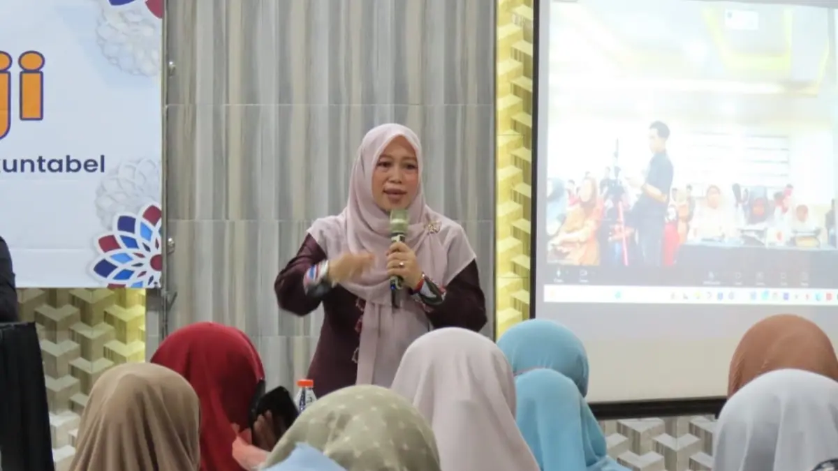 BERI PENJELASAN: Anggota Komisi VIII DPR RI Ansari menjadi pembicara dalam pertemuan di Hotel Cahaya Berlian, Selasa (4/8).