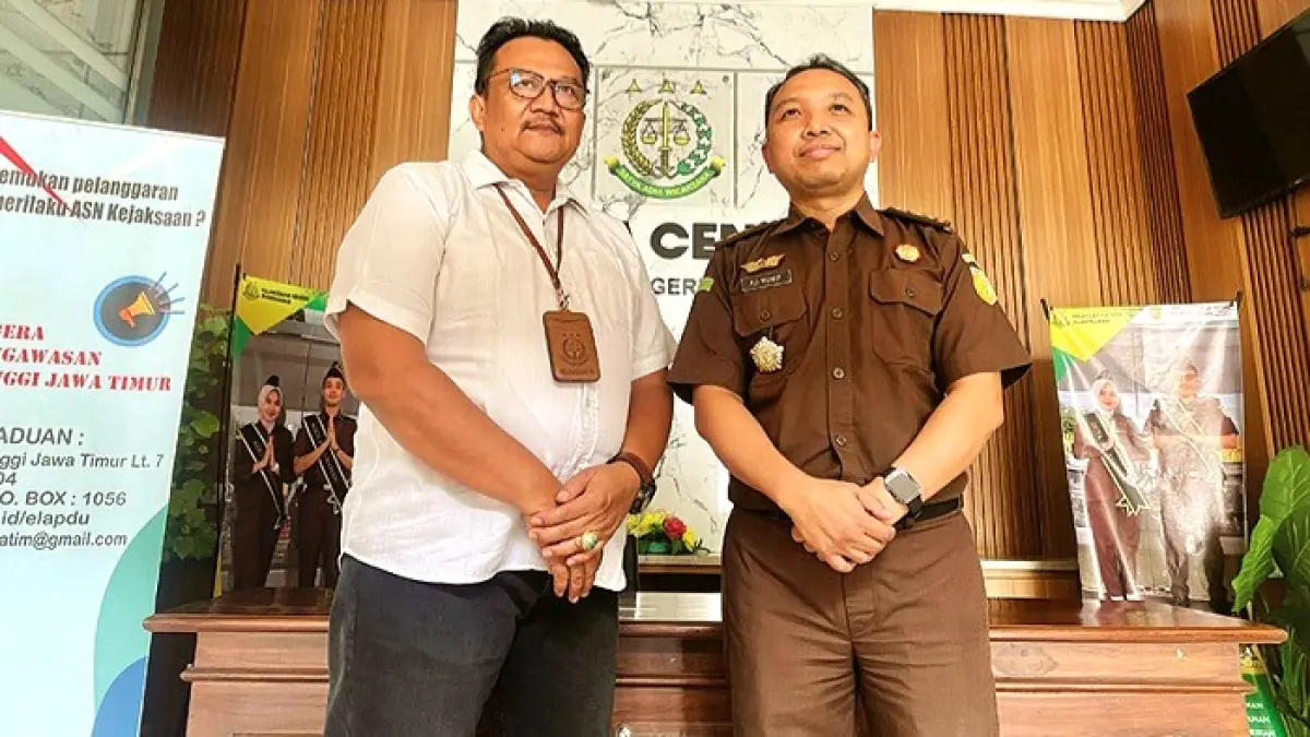 BERI PENJELASAN: Kasipidsus Kejari Pamekasan Ali Munip (kanan) bersama Kasi Intelijen Agus Setyo Budi saat ditemui di kantor kejaksaan, Selasa (4/8). (MOH. IQBAL AFGANI/JPRM)