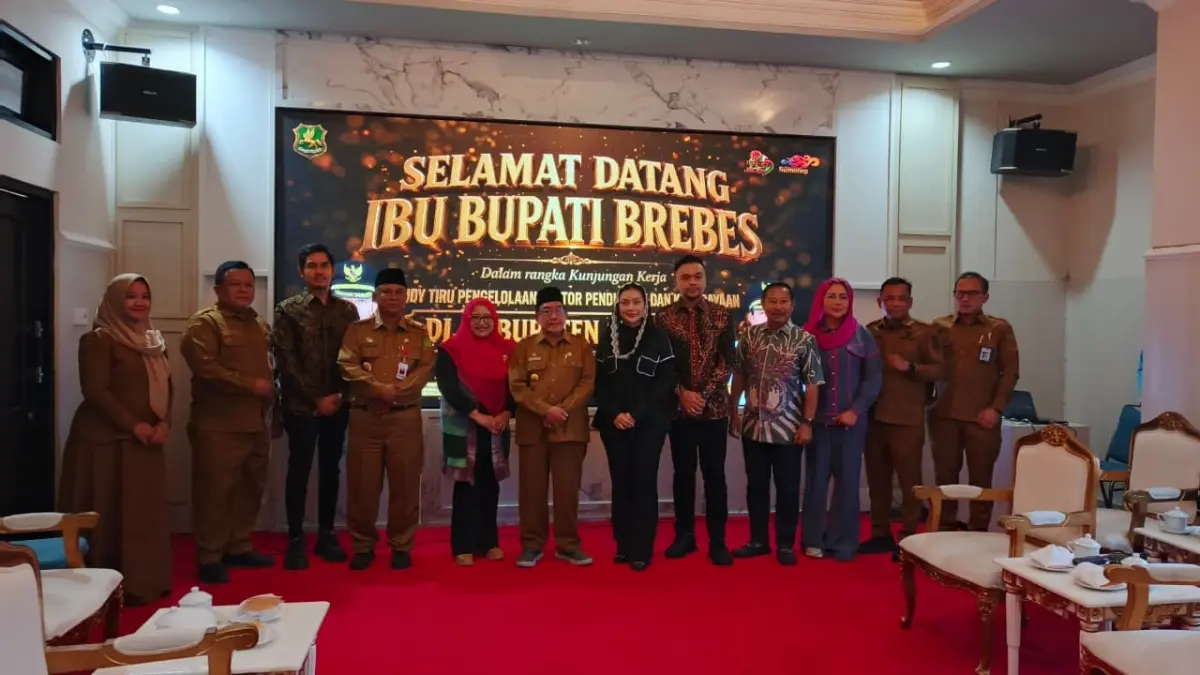 BERSINERGI: Wakil Bupati Sumenep KH Imam Hasyim saat menyambut kedatangan Bupati Brebes Paramitha Widya Kusuma di rumah dinas Bupati Sumenep pada Selasa (4/8) sore.