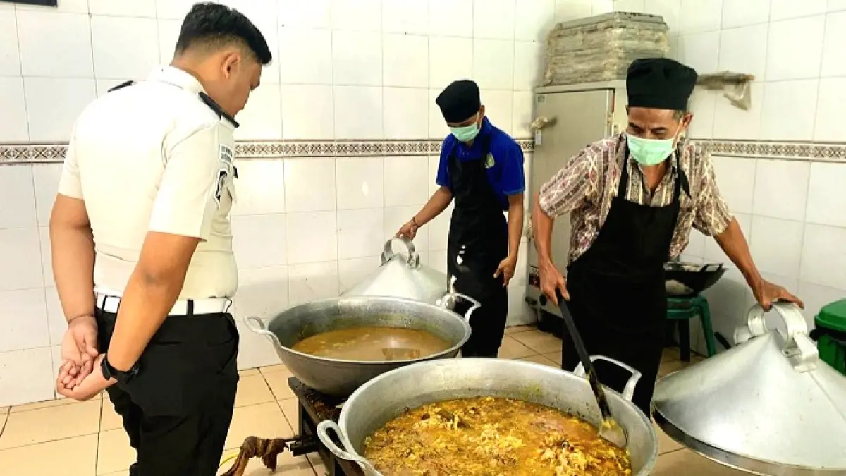 PEMBINAAN: Petugas saat mengecek warga binaan di Rutan Kelas II-B Sampang Rabu (5/8). (AYU LATIFAH/JPRM)