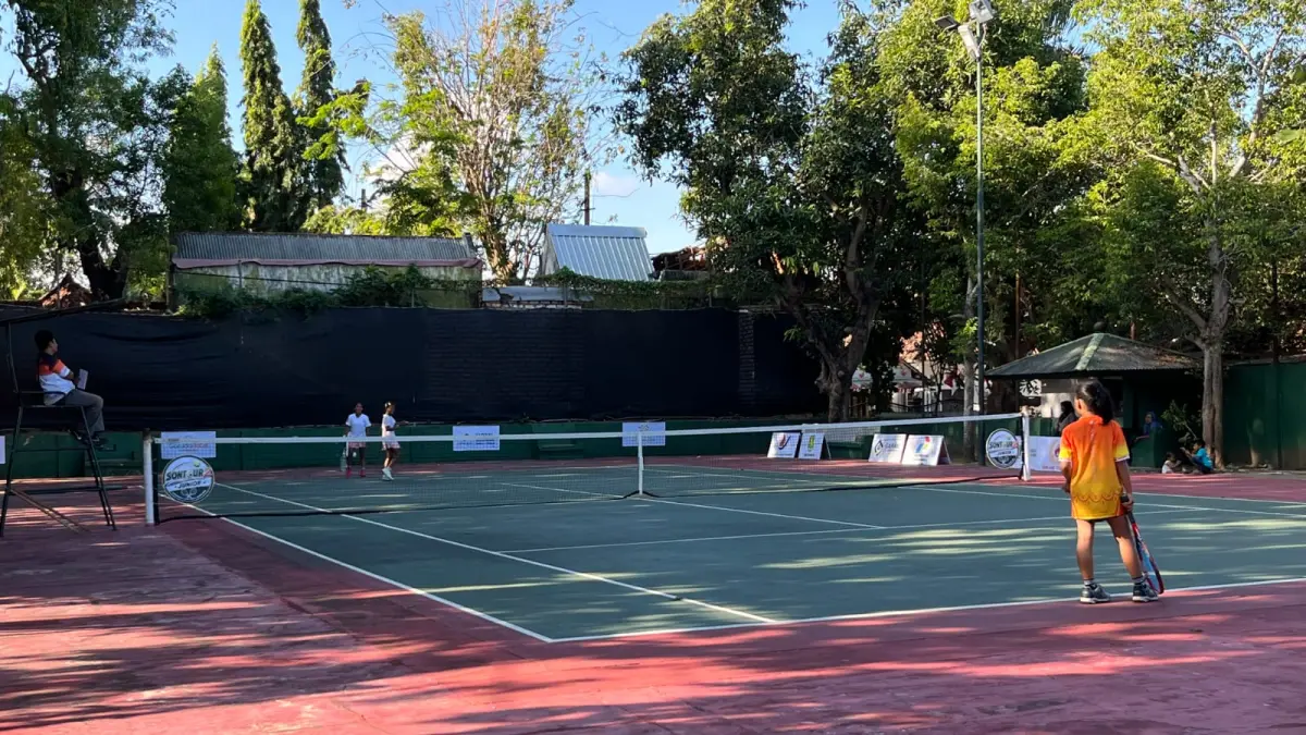 FOKUS: Peserta Sontour 2026 berlaga di Lapangan Tenis Sumenep pada Selasa (4/8).