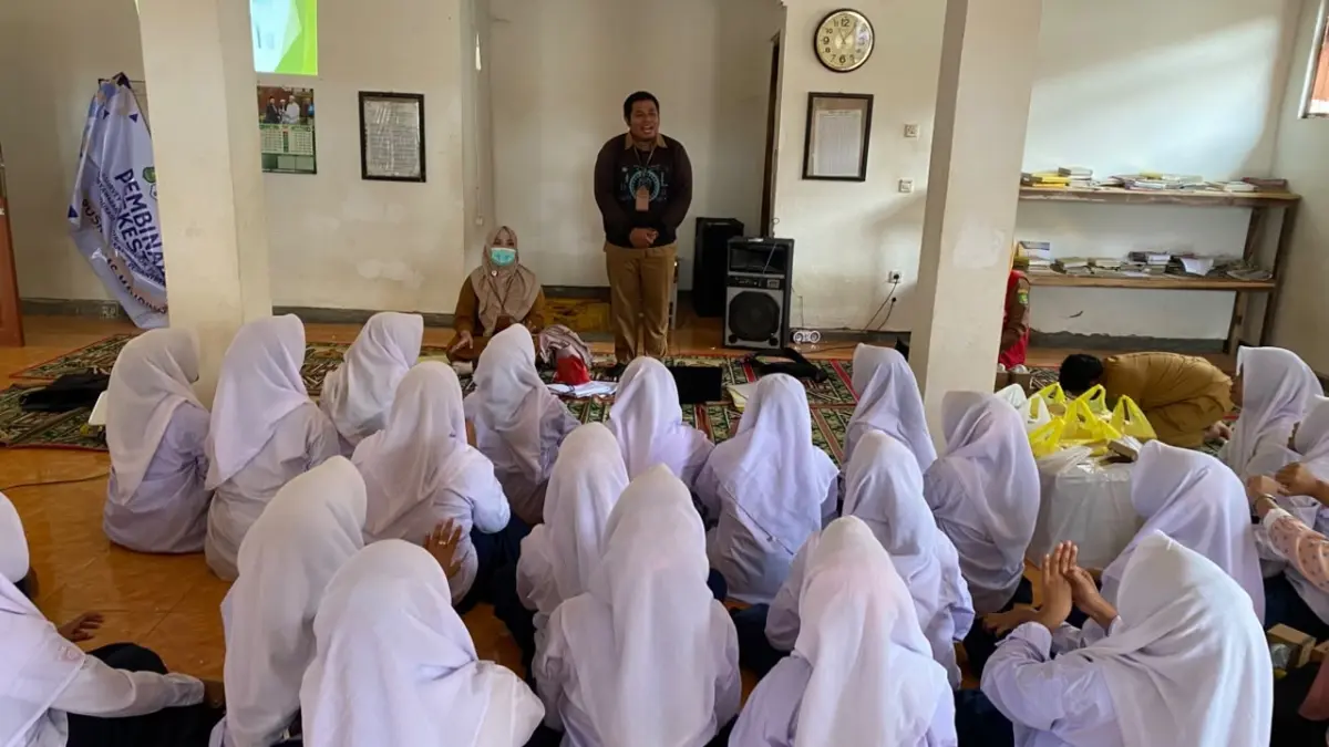 FOKUS: Petugas Dinkes P2KB Sumenep memberikan pembinaan pada para santri di Ponpes Mambaul Ulum, Manding, Sumenep, Rabu (5/8).