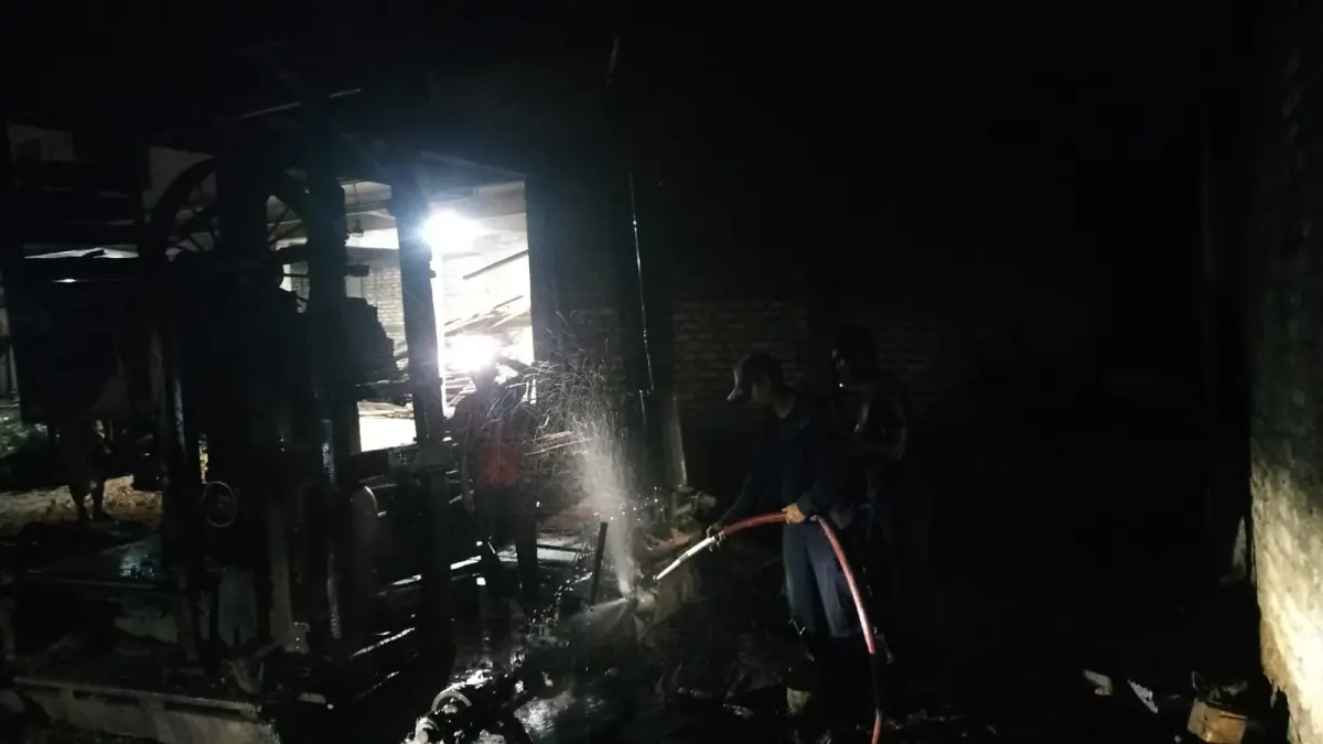 HANGUS: Petugas damkar berusaha menjinakkan api di Desa Tanggumong, Kecamatan Kota Sampang, Rabu (5/8) dini hari.