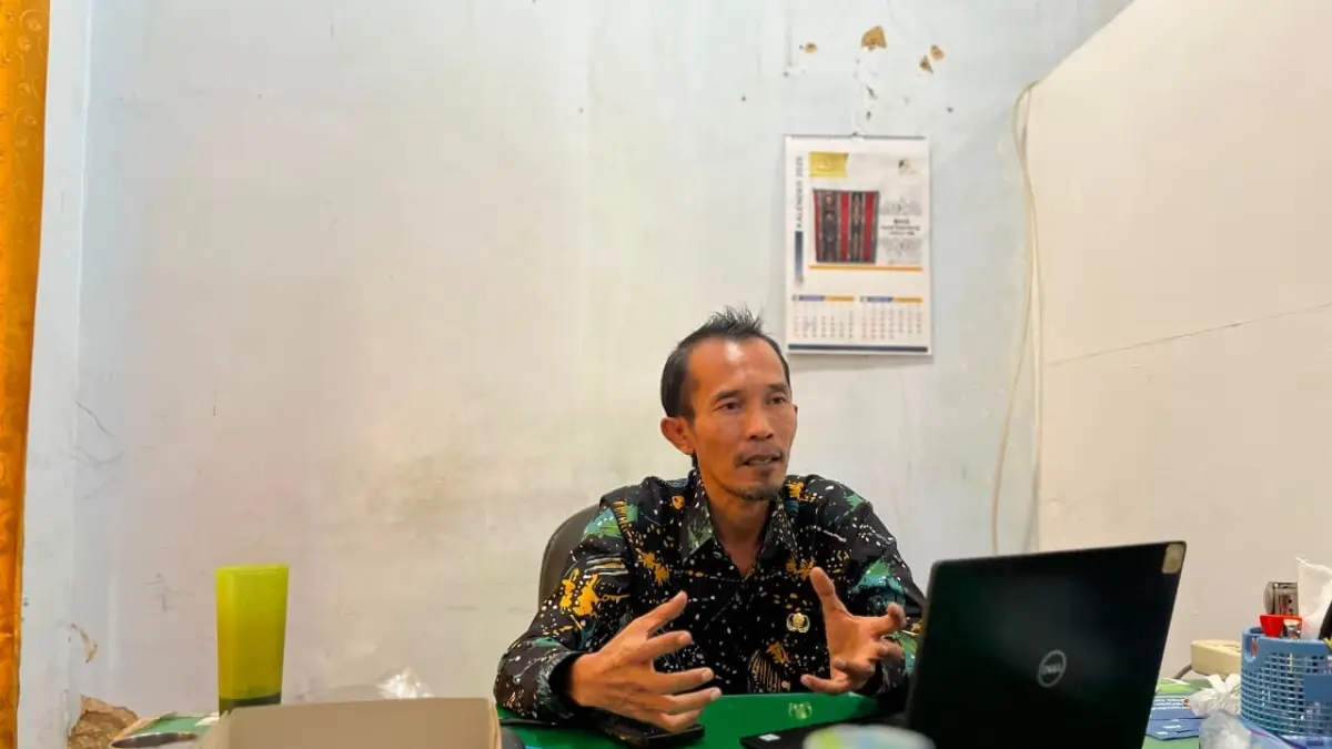 MEMBERIKAN KETERANGAN: Tim Kabupaten PKH Pamekasan Lukman Hakim saat ditemui di ruang kerjanya, Selasa (4/8).