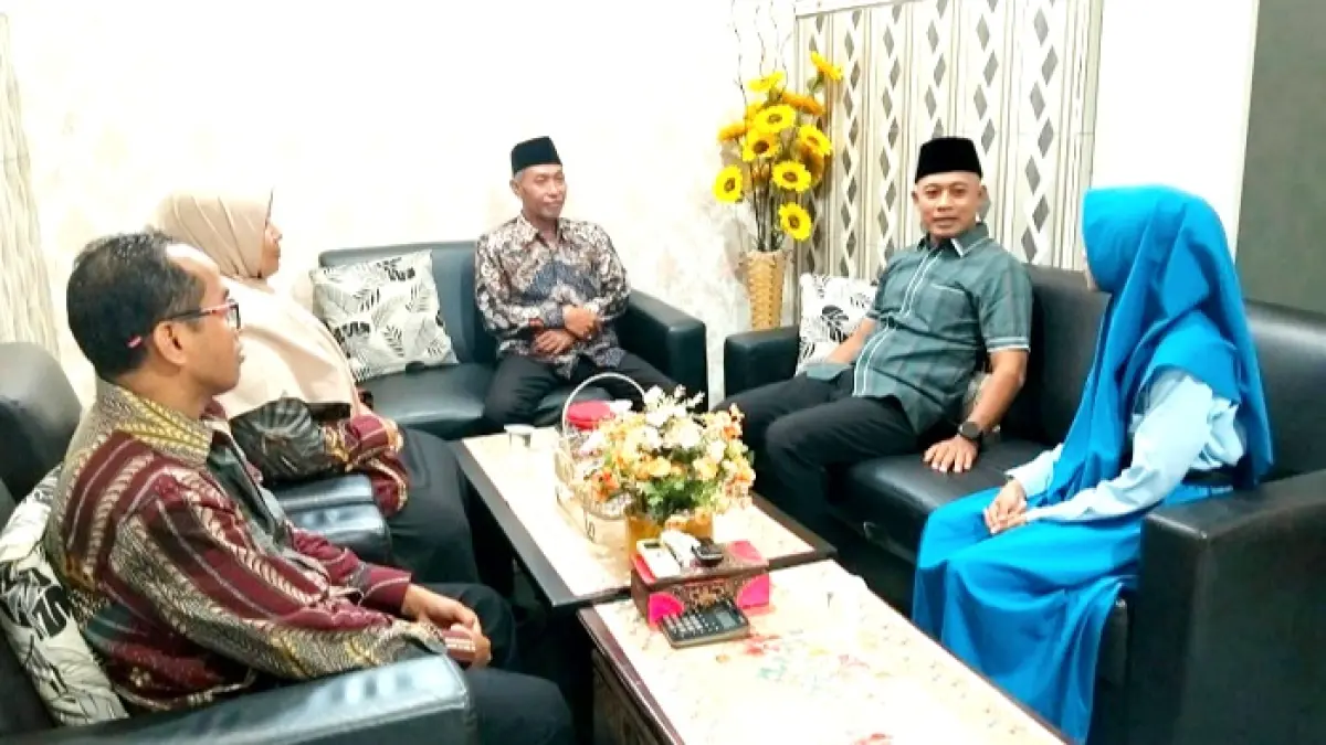 MENGINSPIRASI: Anggota DPRD Sampang Alan Kaisan berbincang dengan Amanda di MTsN 1 Sampang Rabu (5/8). (ANIS BILLAH/JPRM)