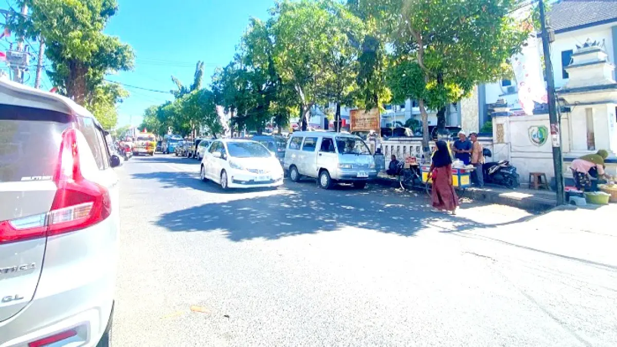 PADAT: Sejmulah kendaraan roda empat diparkir di bahu Jalan Rajawali, depan RSMZ Sampang Rabu (5/8). (AYU LATIFAH/JPRM)