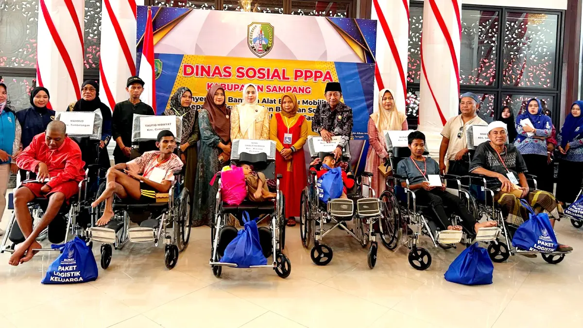 PEDULI: Ketua TP PKK Sampang Selviana Slamet Junaidi menghadiri kegiatan santunan anak yatim di Pendopo Trunojoyo, Kabupaten Sampang, Kamis (6/8). (UBAIDILLAHIR RA’IE/JPRM)