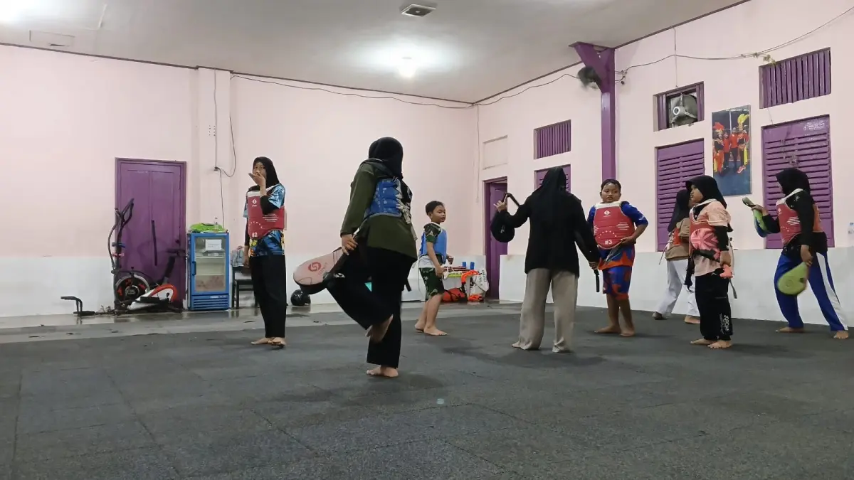 PENUH SEMANGAT: Atlet TI Sampang saat mengikuti TC di Sangar Unique, Sampang, Selasa (4/8).