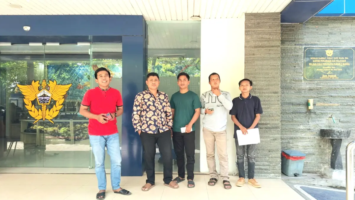 PROTES: Sejumlah aktivis berada di area depan KPPBC TMP C Madura, Selasa (4/8). (SUJA