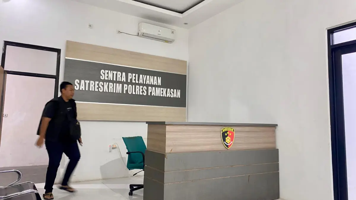 SANTAI: Warga saat berada di ruang tunggu Satreskrim Polres Pamekasan, Selasa (14/7) malam.
