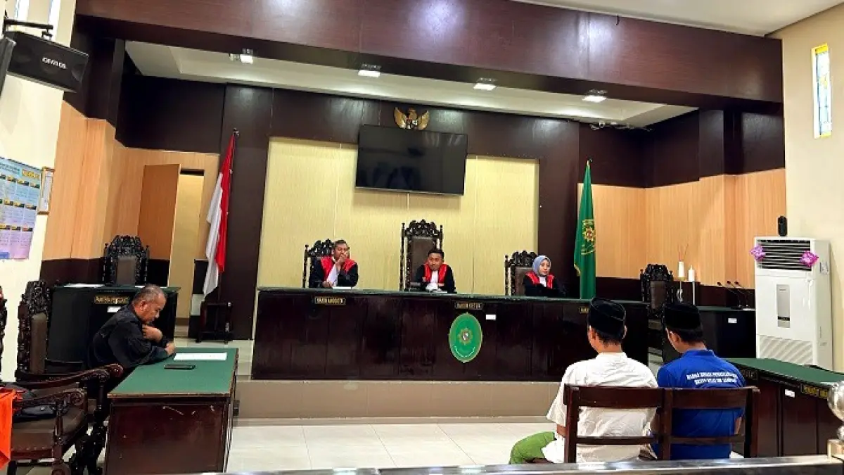 SIDANG PUTUSAN: Kedua terdakwa penganiayaan guru tugas mengikuti sidang putusan di Pengadilan Negeri Sampang, Senin (25/5). (UBAIDILLAHIR RA’IE/JPRM)