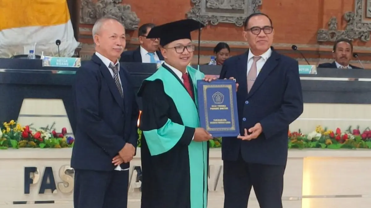 Syaiful Bahri berfoto usai sidang promosi doktor program Pascasarjana di Universitas Pendidikan Ganesha (Undiksha), Singaraja, Bali, Rabu (5/8)