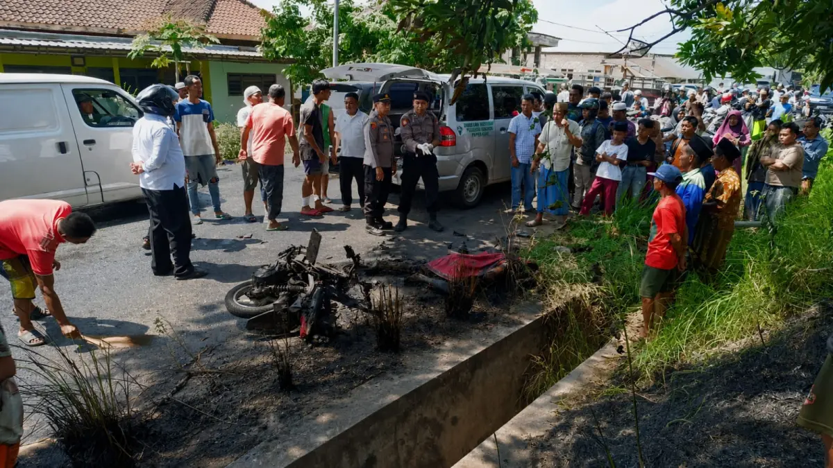 TERKAPAR: Pengendara motor terlibat laka lantas di Jalan Raya Palengaan, Rabu (5/8).
