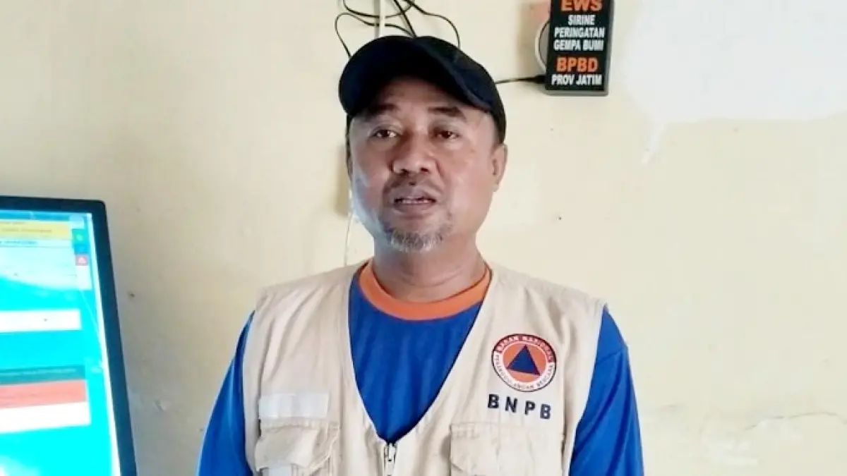 TERKENDALA BBM: Kabid Kedaruratan dan Logistik BPBD Bangkalan Arif Rahman Surya Atmaja memberikan keterangan di kantornya Rabu (5/8). (BPBD BANGKALAN UNTUK JPRM)