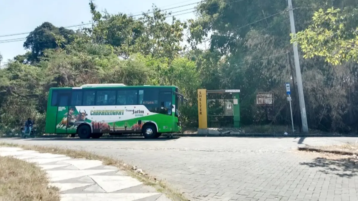 TRANSPORTASI MODERN: Bus Trans Jatim menurunkan penumpang di halte Tanean Suramadu 1, Desa Pangpong, Kecamatan Labang, Bangkalan, Rabu (5/8). (INA HERDIYANA/JPRM)