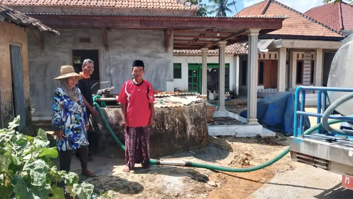 AIR BERSIH: BPBD Sumenep saat menyalurkan bantuan air bersih kepada warga Desa Montorna, Kecamatan Pasongsongan, Rabu (5/8).