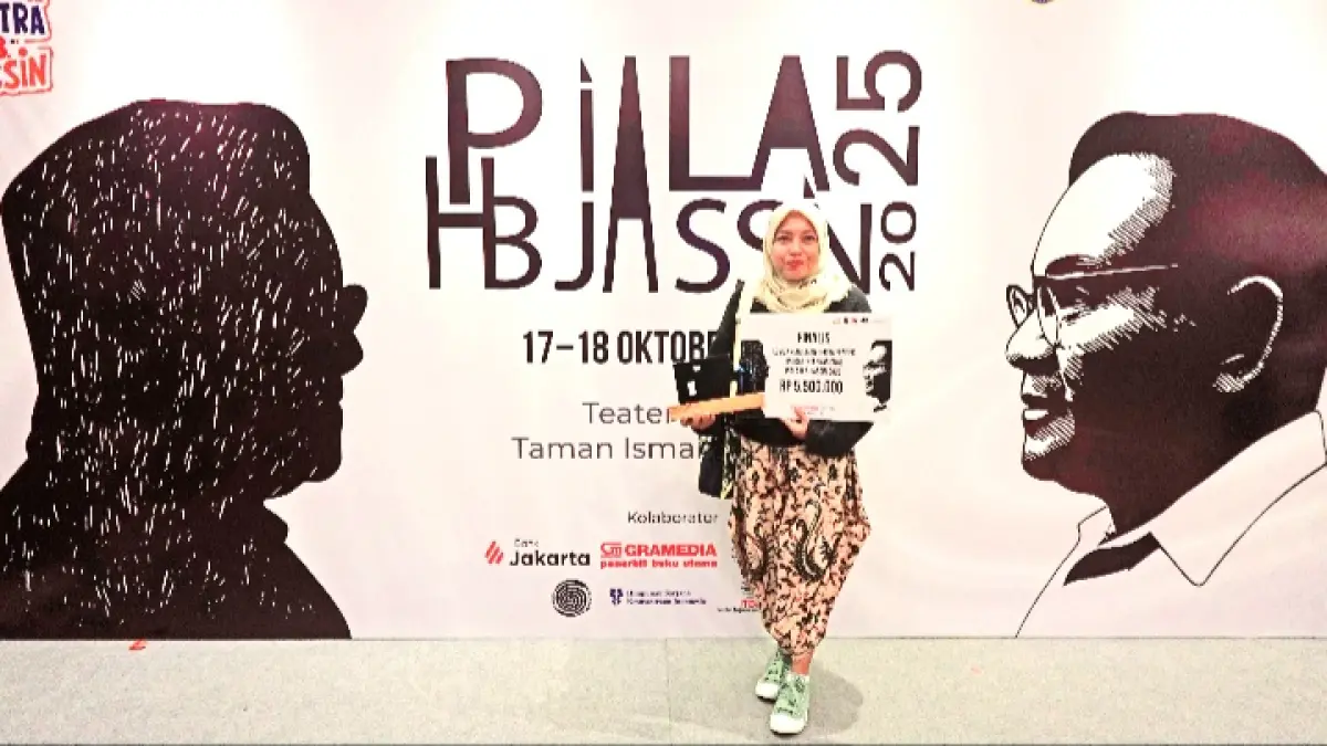 BANGGA: Ifaikah Kalidin saat menerima piagam finalis 10 besar dalam Malam Anugerah Piala H.B. Jassin di Teater Taman Ismail Marzuki, Jakarta, 18 Oktober 2025. (IFAIKAH KALIDIN UNTUK JPRM)