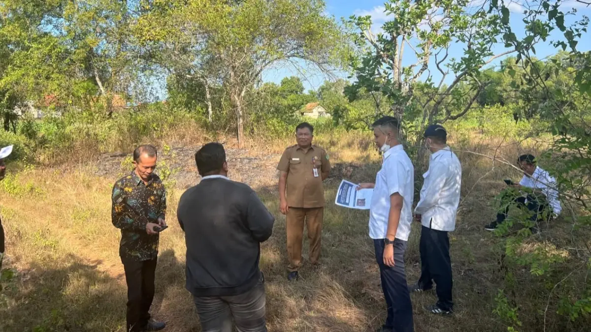 CEK LOKASI: Kepala Dinsos Pamekasan Herman Hidayat Santoso (pakaian dinas harian) mendampingi tim dari Kementerian PU meninjau lokasi lahan yang akan dibangun gedung SR di Dusun Angsanah, Desa Campor, Proppo, Pamekasan, Selasa (7/7).