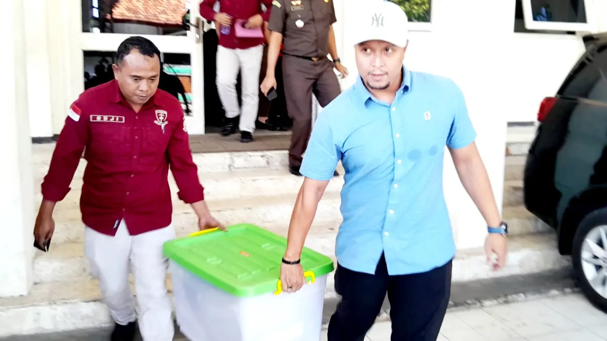 DISITA: Tim Kejari Pamekasan membawa berkas dari kantor Setkab Pamekasan, Rabu (5/8). (M. KHOLIL RAMLI/JPRM)