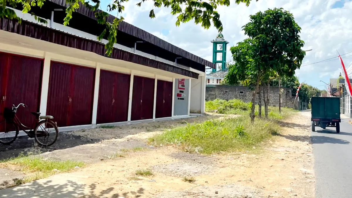 DISOROT: Kondisi plafon proyek KDKMP di Desa Pangarangan, Kecamatan Kota Sumenep, Kamis (6/8). (MOH. IQBAL/JPRM)