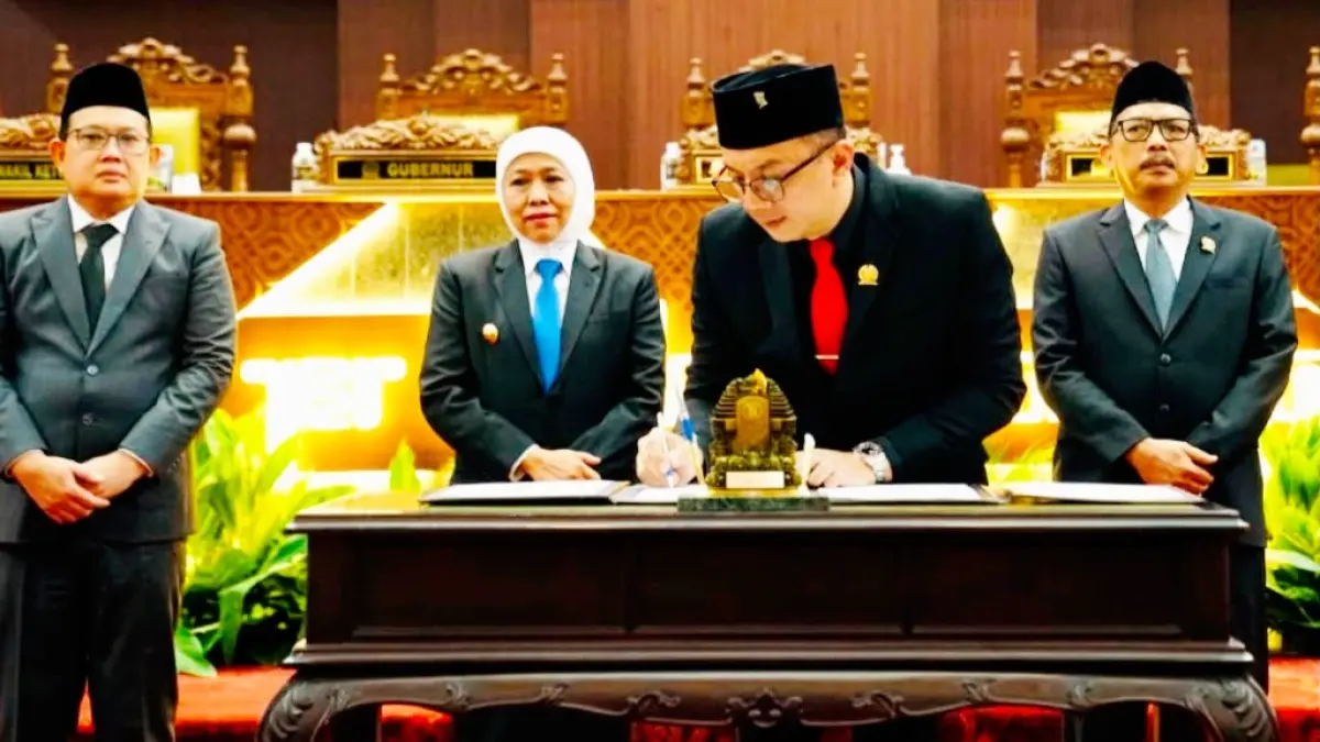 KOMPAK: Wakil Ketua DPRD Jatim Deni Wicaksono menandatangi nota kesepakatan saat paripurna, Rabu (5/8). (DPRD JATIM UNTUK JPRM)