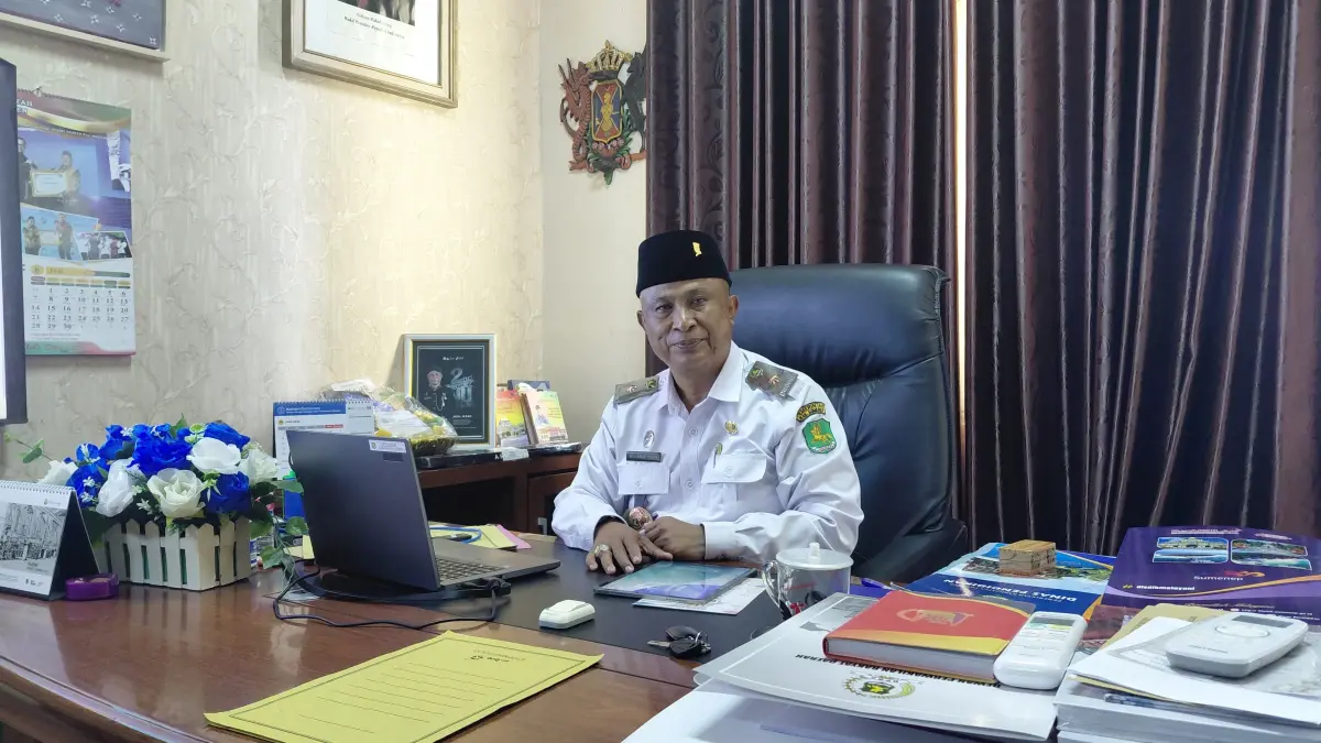 MENJELASKAN: Kepala Dispendik Sumenep Moh. Iksan saat ditemui di ruangannya.&nbsp;