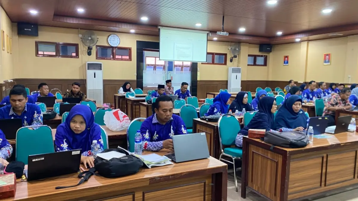 PENDIDIKAN: Sejumlah guru sedang mengikuti pelatihan revitalisasi bahasa daerah di kantor Dispendik Sampang, Kamis (6/8).