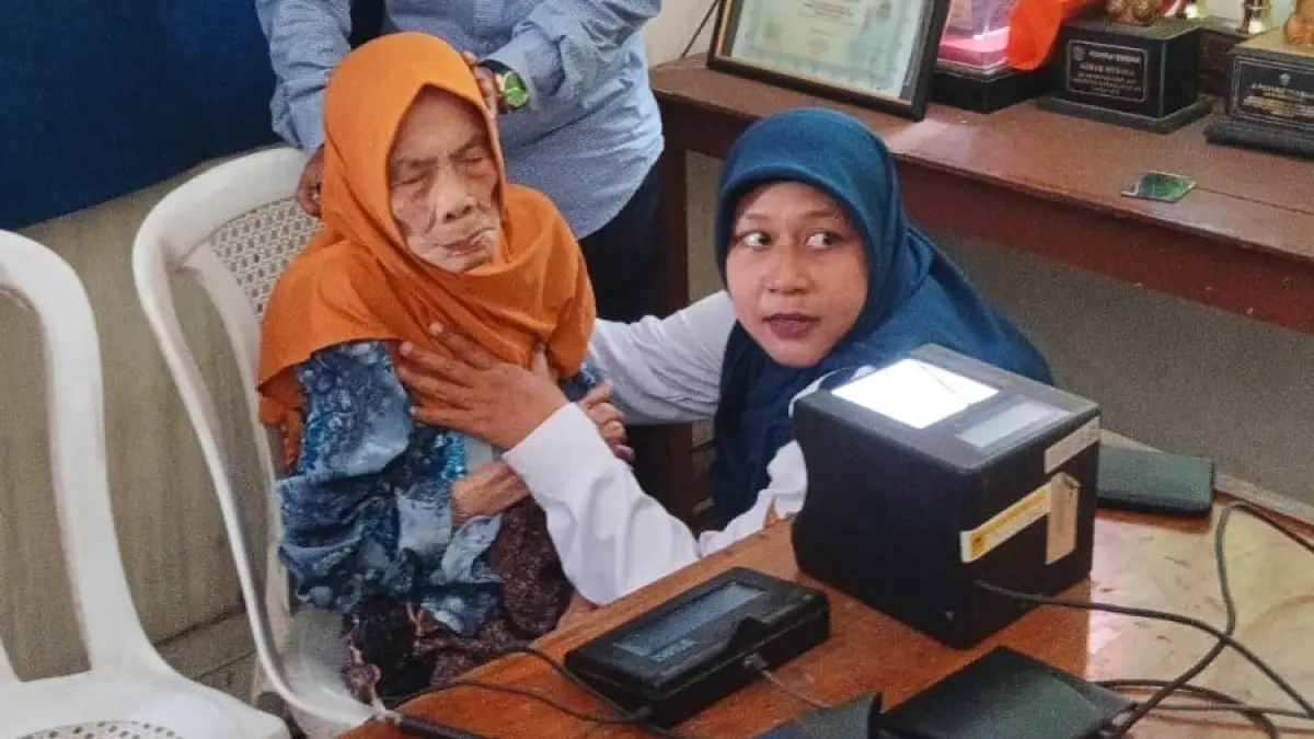 SEHAT: Siti Khotijah melakukan perekaman e-KTP di kantor Kecamatan Arosbaya, Bangkalan, Rabu (5/8).