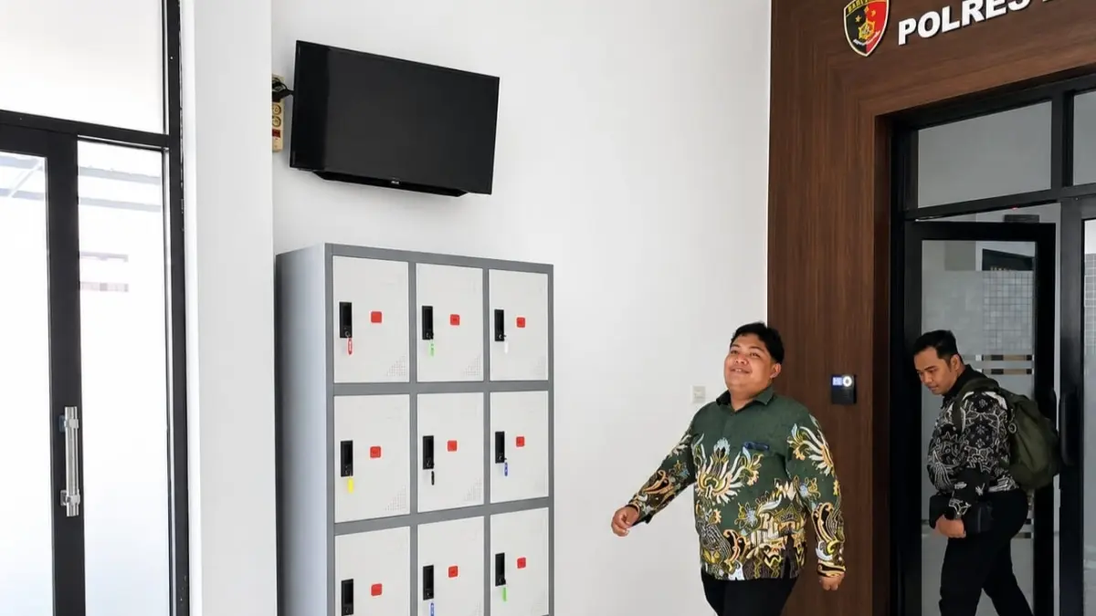 TERLAPOR: Korwil BGN Pamekasan Hariyanto Rahmansyah Tri Arif saat menjalani pemeriksaan di Mapolres Pamekasan, Jumat (5/6).