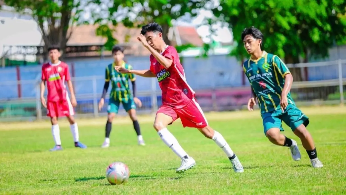 UJI COBA: Pemain Persesa (jersei merah) menggiring bola saat melakukan sparing melawan klub sepak bola Persatuan Sepak Bola Hizbul Wathan Ponorogo, di Stadion Untung Suropati, Pasuruan, Sabtu (4/7).