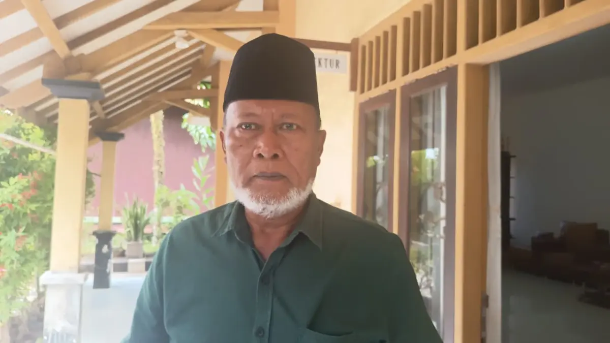 BERI KETERANGAN: Ketua BPD Pesanggrahan Slamet saat memberikan penjelasan di kantor Inspektorat Bangkalan, Rabu (15/7).