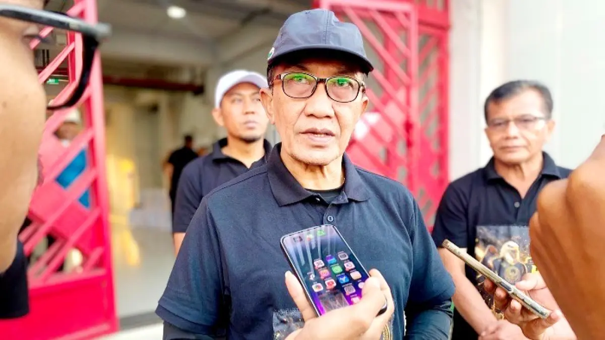 BERI PENJELASAN: Bupati Pamekasan KH Kholilurrahman menemui wartawan usai kegiatan di SGMRP Pamekasan, Kamis (6/8). (MOH. IQBAL AFGANI/JPRM)