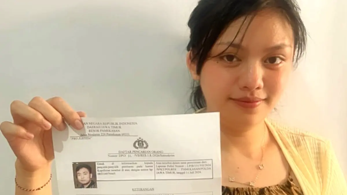 CARI KEADILAN: Rizqan Thayyiba menunjukkan foto surat penetapan DPO mantan suaminya Jumat (7/8). (RIZQAN THAYYIBA UNTUK JPRM)