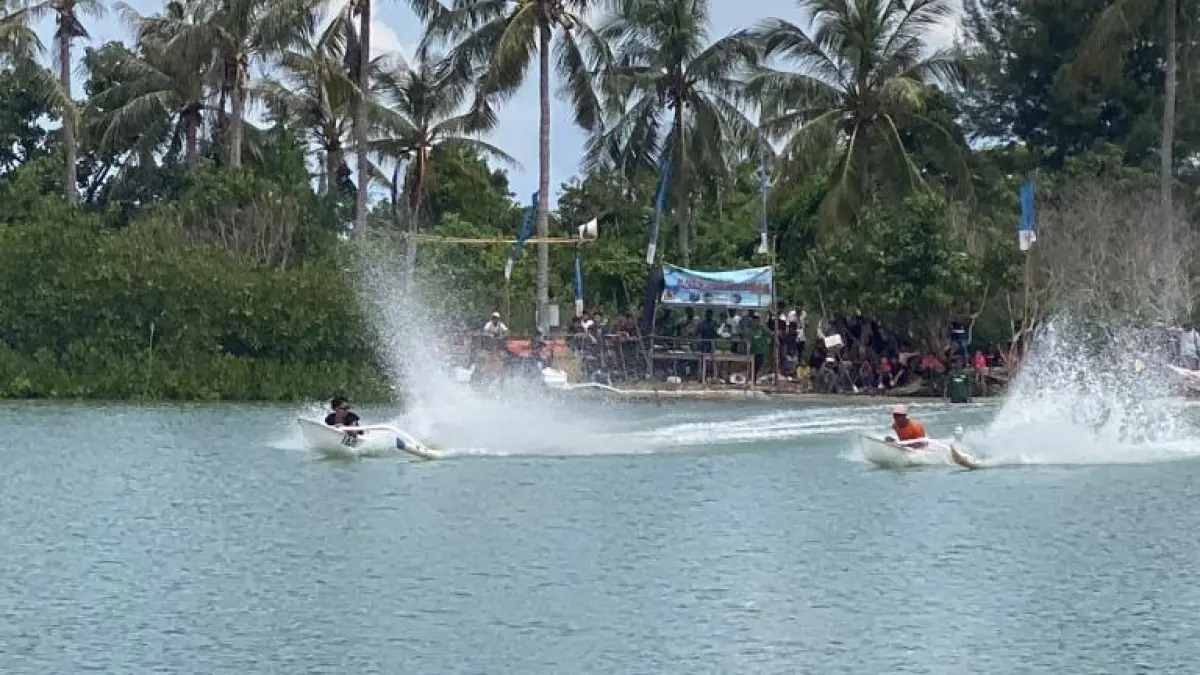 INDAH: Wisatawan tengah menikmati keindahan Sungai Saroka menggunakan speedboat.