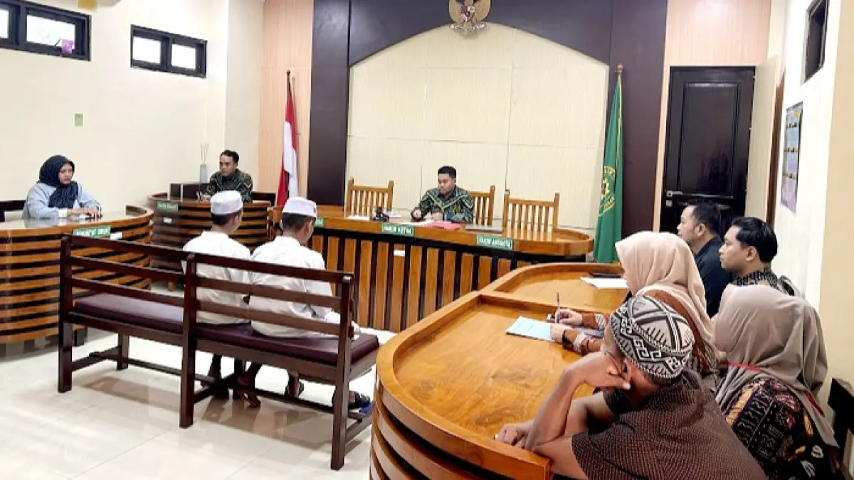 INKRAH: Dua ABH saat mengikuti sidang putusan di Pengadilan Negeri Sampang, Kamis (30/7). (UBAIDILLAHIR RA’IE/JPRM)