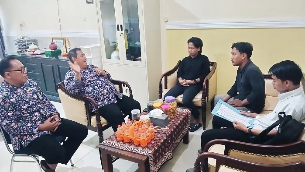 MEMPERTANYAKAN: Sejumlah pemuda asal Kecamatan Kangayan melakukan audiensi ke DPUTR Sumenep, Kamis (6/8). (ABDURRAHMAN SALEH UNTUK JPRM)