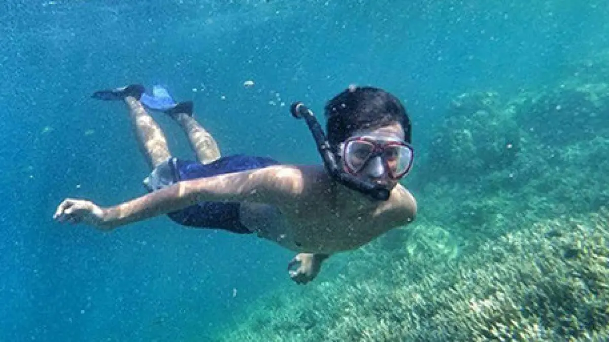 MENYELAM: Pengunjung tengah menikmati snorkeling di Gili Labak Sumenep.