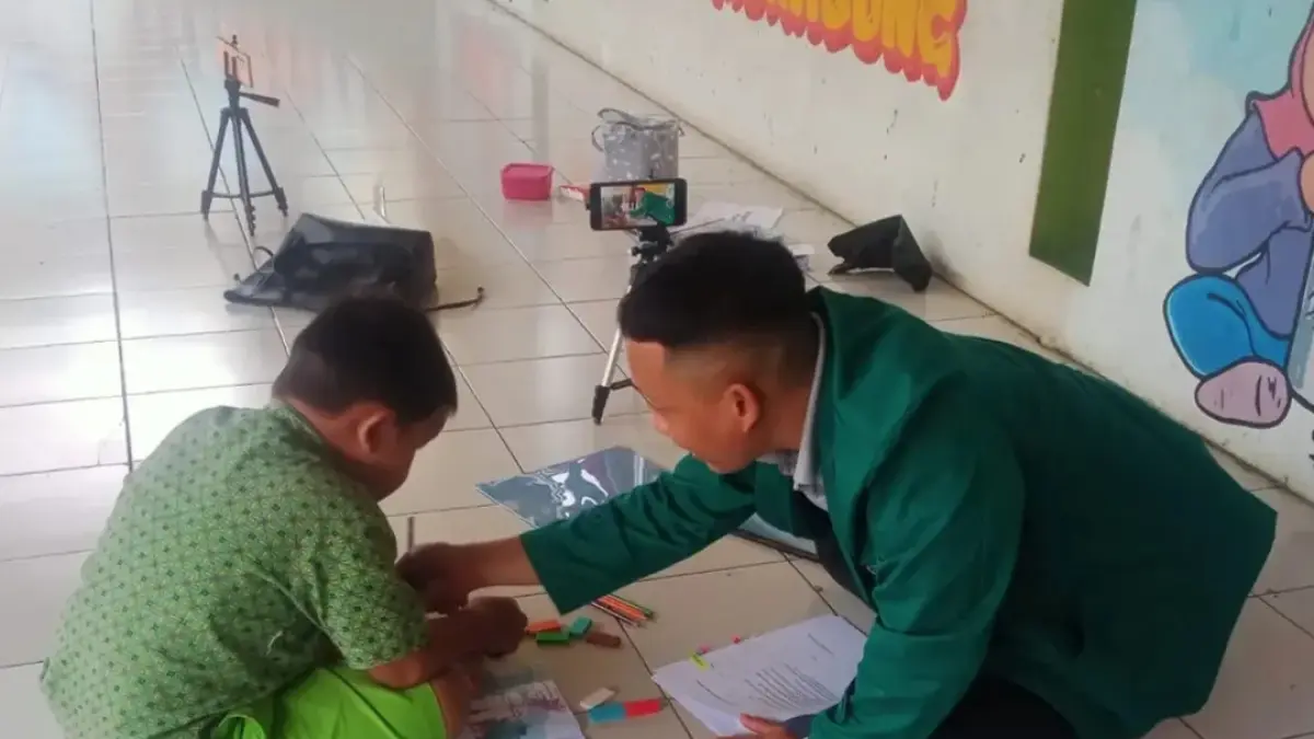 PEDULI: Gilang Ramadhan berinteraksi dengan siswa SPS PAUD Bina Tunas Jaya, Kecamatan Kramat Jati, Jakarta Timur, pada Oktober 2022.