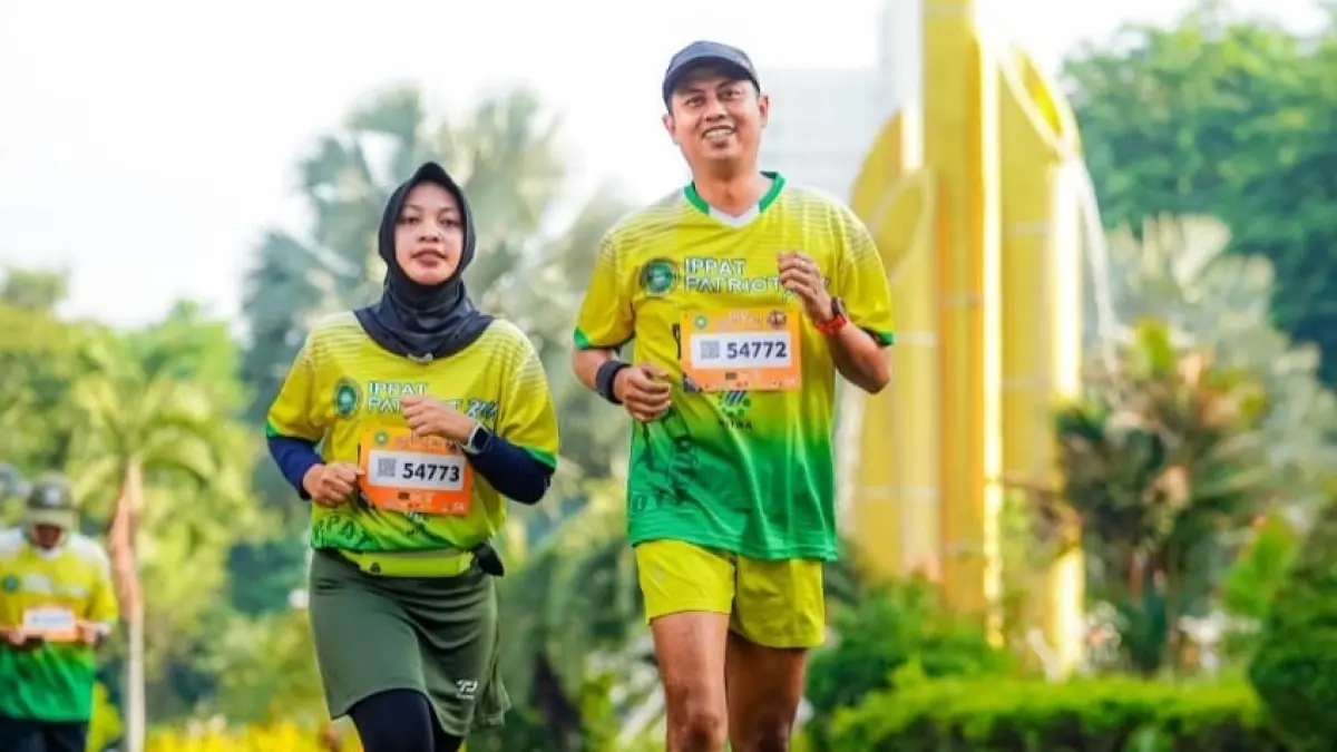 SEJALAN: Poundra Kinan Aditama bersama istrinya berlari bersama pada Surabaya Event di Jalan Panglima Sudirman, Surabaya.