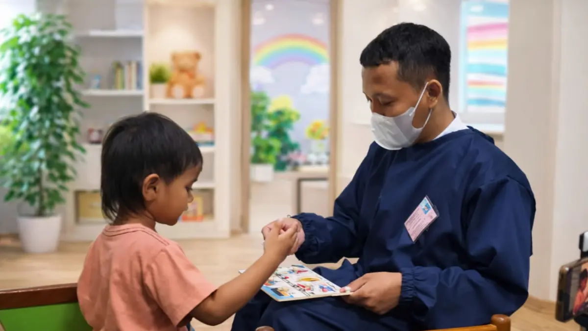 TELATEN: Gilang Ramadhan berinteraksi dengan pasien terapis wicara.