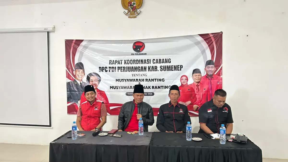 FOKUS: Sekretaris DPC PDI Perjuangan Sumenep Abrari (pegang mik) menyampaikan sambutan dalam acara Rakorcab di kantor DPC PDI Pejuangan di Desa Babbalan, Kecamatan Batuan, pada Minggu (9/8).&nbsp;