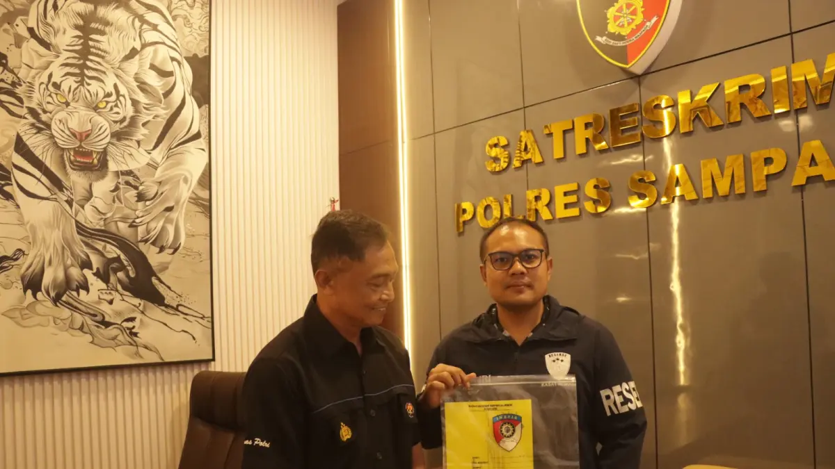 GERAK CEPAT: Kasatreskrim Polres Sampang Iptu Nur Fajri Alim (kacamata) didampingi Kasi Humas Polres Spg AKP Eko Puji saat diwawancara awak media Jumat (7/8).