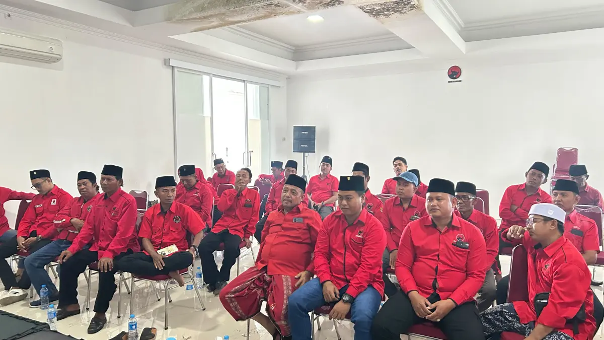 MENYIMAK: Pengurus DPC dan PAC PDI Perjuangan Sumenep, mengikuti Rakorcab di Desa Babalan Kecamatan Batuan, pada Minggu (9/8).&nbsp;