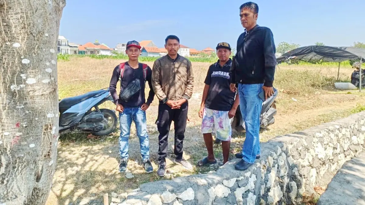 MINTA DIBONGKAR: TA P3TGAI Sampang Roif Fitrianto didampingi Asta Dwi Aryo melihat pekerjaan irigasi di Desa Dharma Tanjung, Camplong, Sampang, Sabtu (8/8). (DWI ARYO UNTUK JPRM)