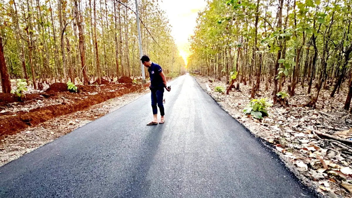 MULUS: Warga melewati Jalan Raya Daandung di Kecamatan Kangayan, Pulau Kangean, Sumenep, pada Senin (13/7). (DPUTR SUMENEP UNTUK JPRM)