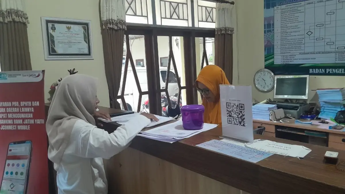 RAMAH: Petugas sedang melayani wajib pajak di kantor BPKPD Pamekasan.